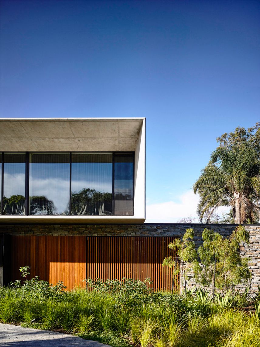 Concrete House's Tapered Form Frames the View