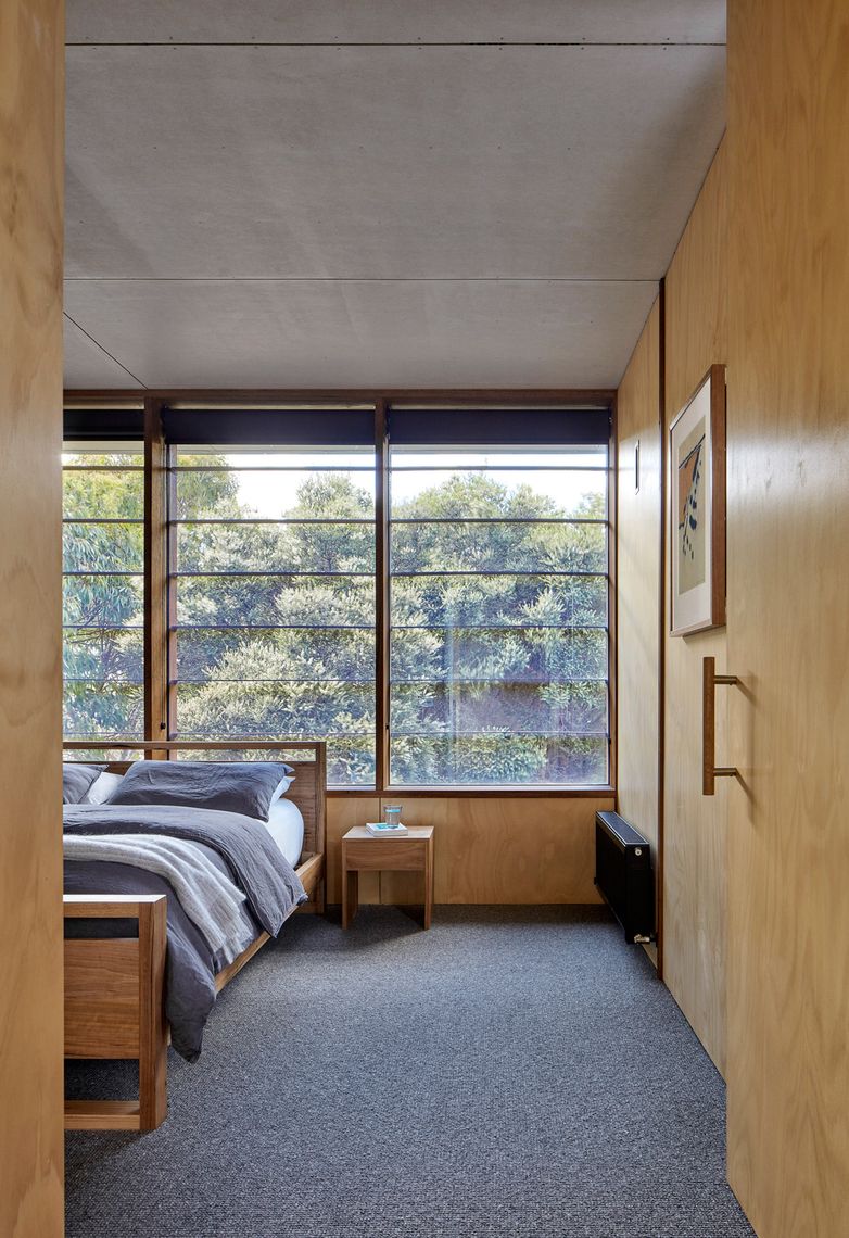 A Courtyard Connects Living and Sleeping Areas at this Beach House