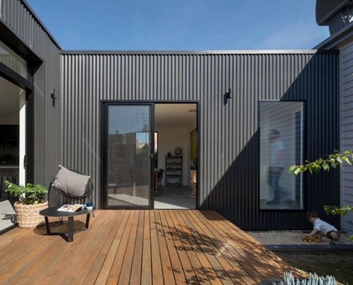 A New Living Pod Creates a Central Courtyard at This Brunswick Home