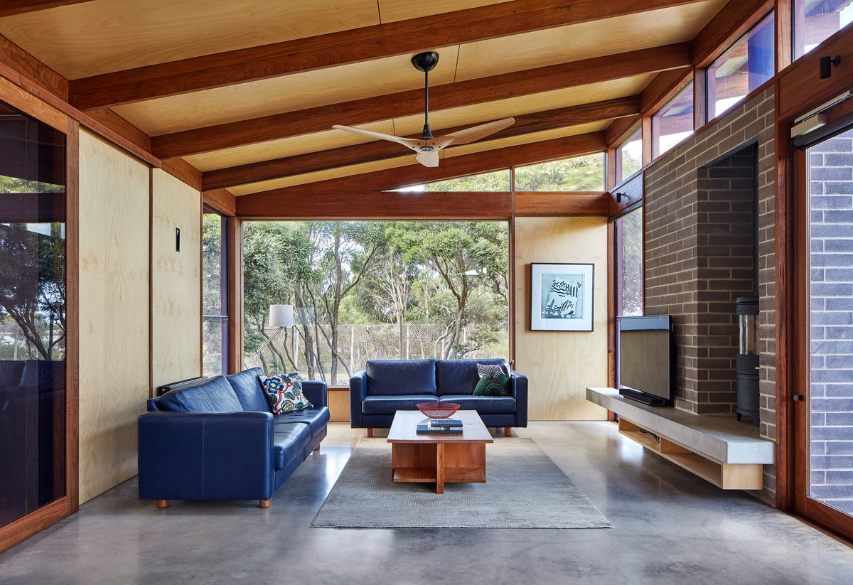 A Courtyard Connects Living and Sleeping Areas at this Beach House