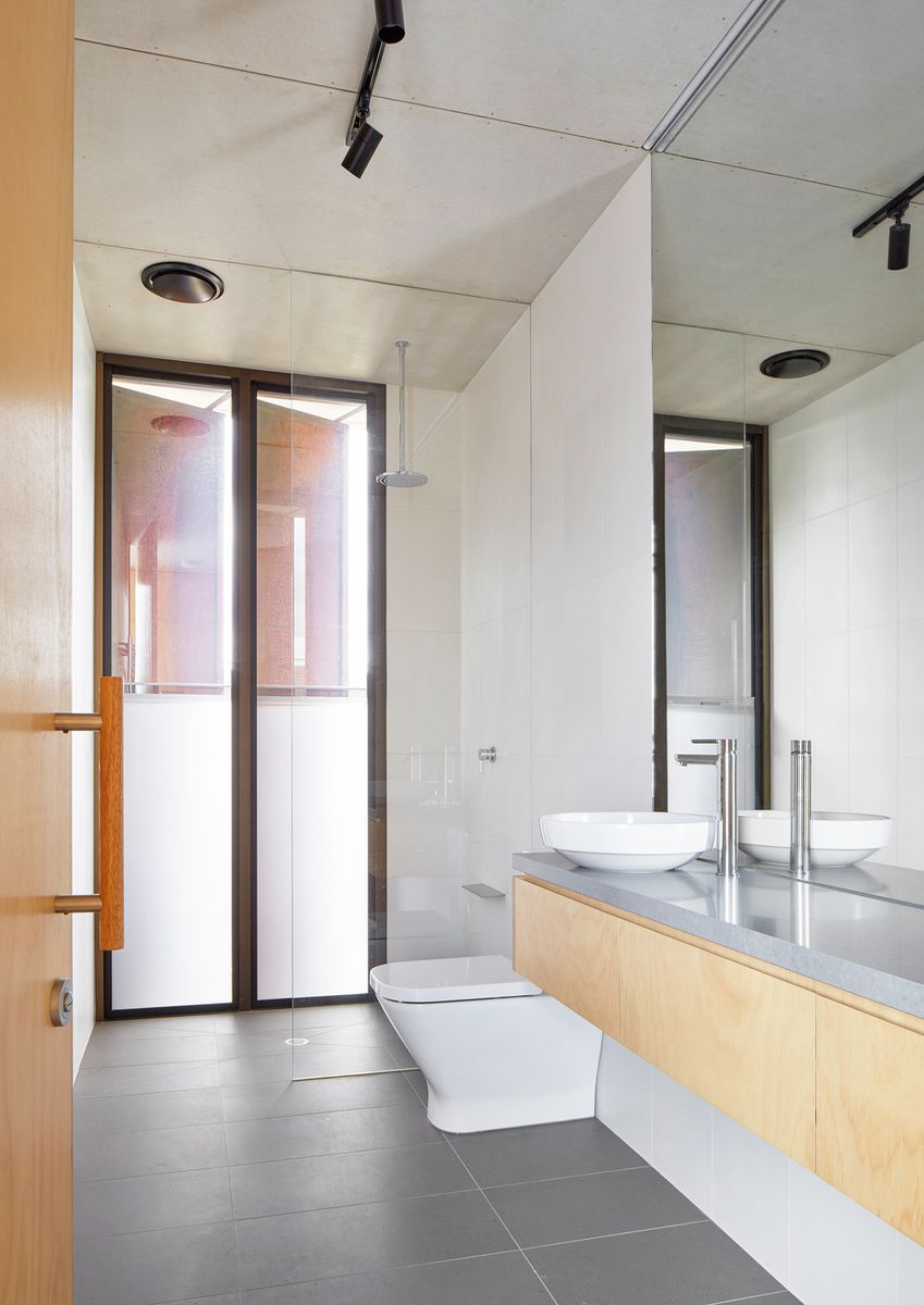 A Courtyard Connects Living and Sleeping Areas at this Beach House