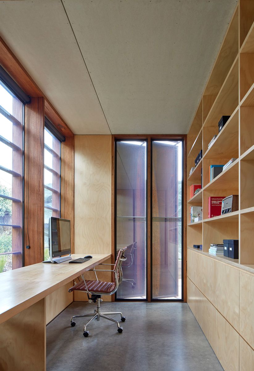 A Courtyard Connects Living and Sleeping Areas at this Beach House