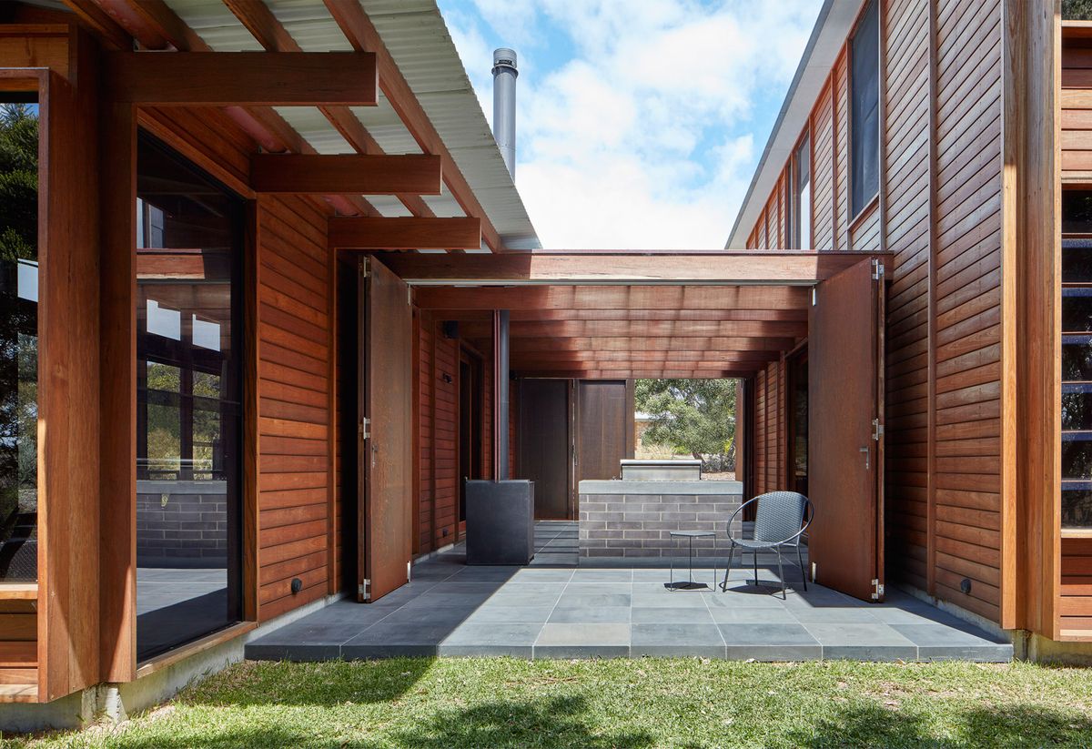A Courtyard Connects Living and Sleeping Areas at this Beach House