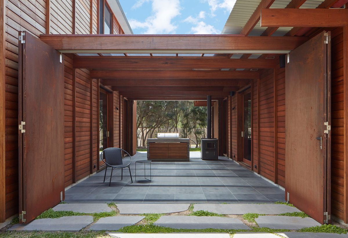 A Courtyard Connects Living and Sleeping Areas at this Beach House