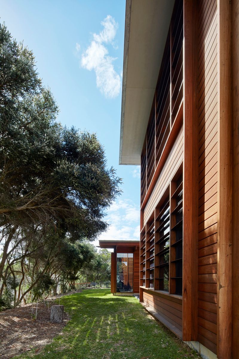 A Courtyard Connects Living and Sleeping Areas at this Beach House