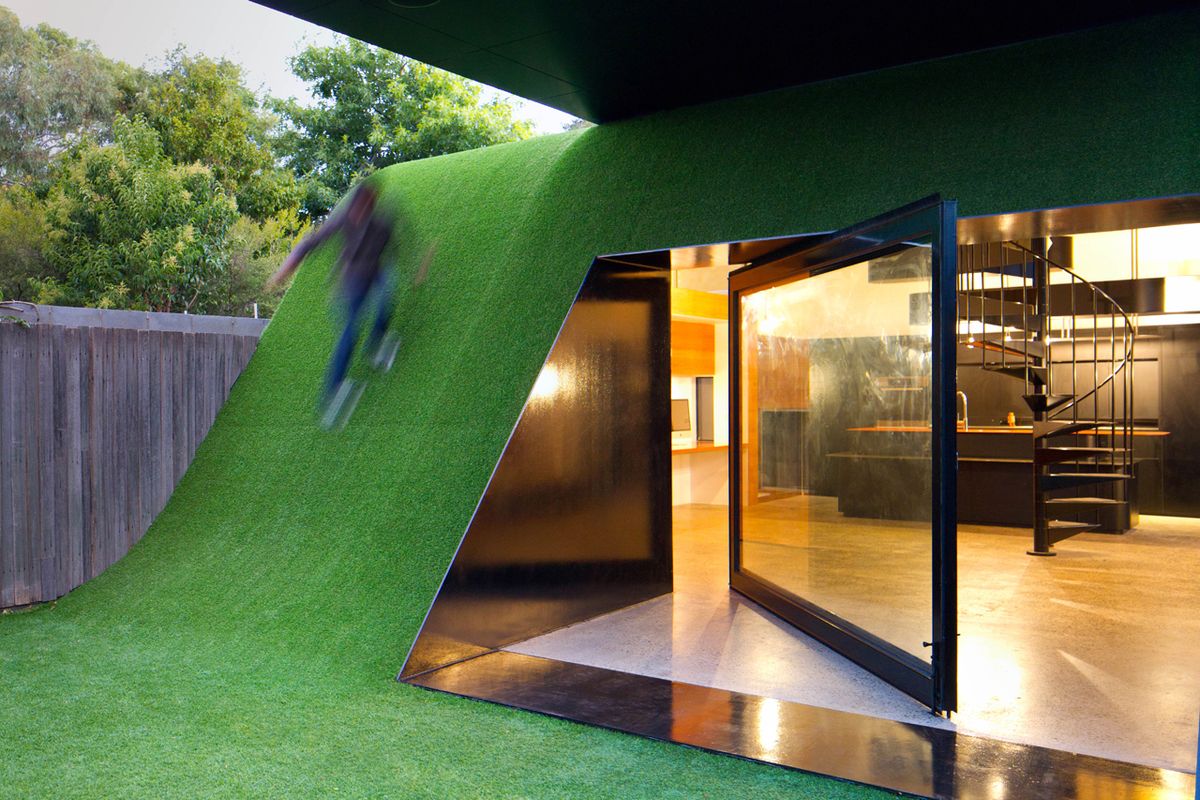 Hill House: They Built a Sunny Living Area Under a Grassy Knoll