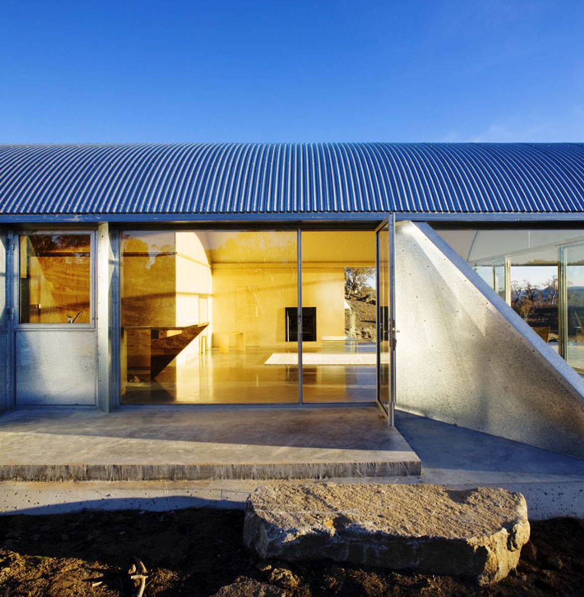 Snowy Mountains House: Living Off The Grid Never Looked This Good - Off Grid Luxury Homes In The Mountains