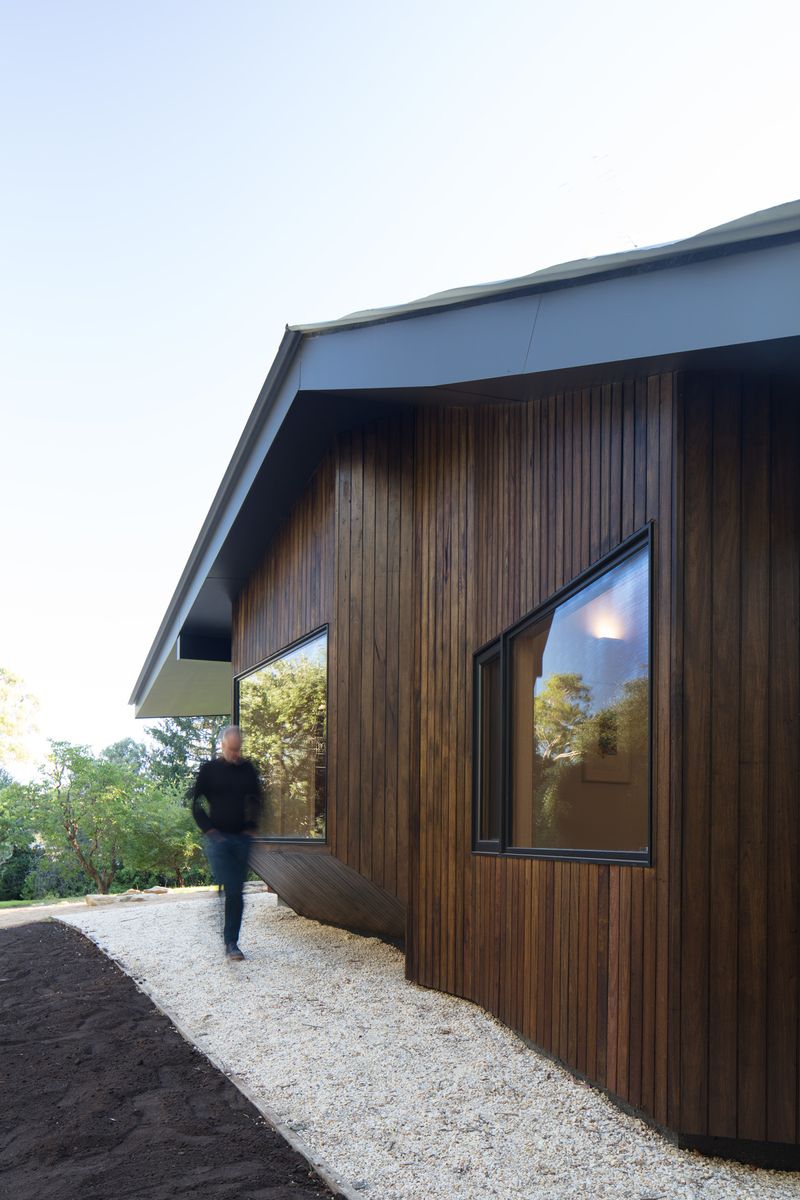 Daylesford Cottage Updated with Sensitive, Japanese-Inspired Addition