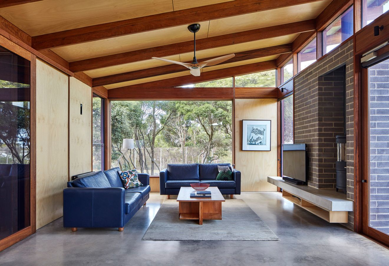 A Courtyard Connects Living and Sleeping Areas at this Beach House