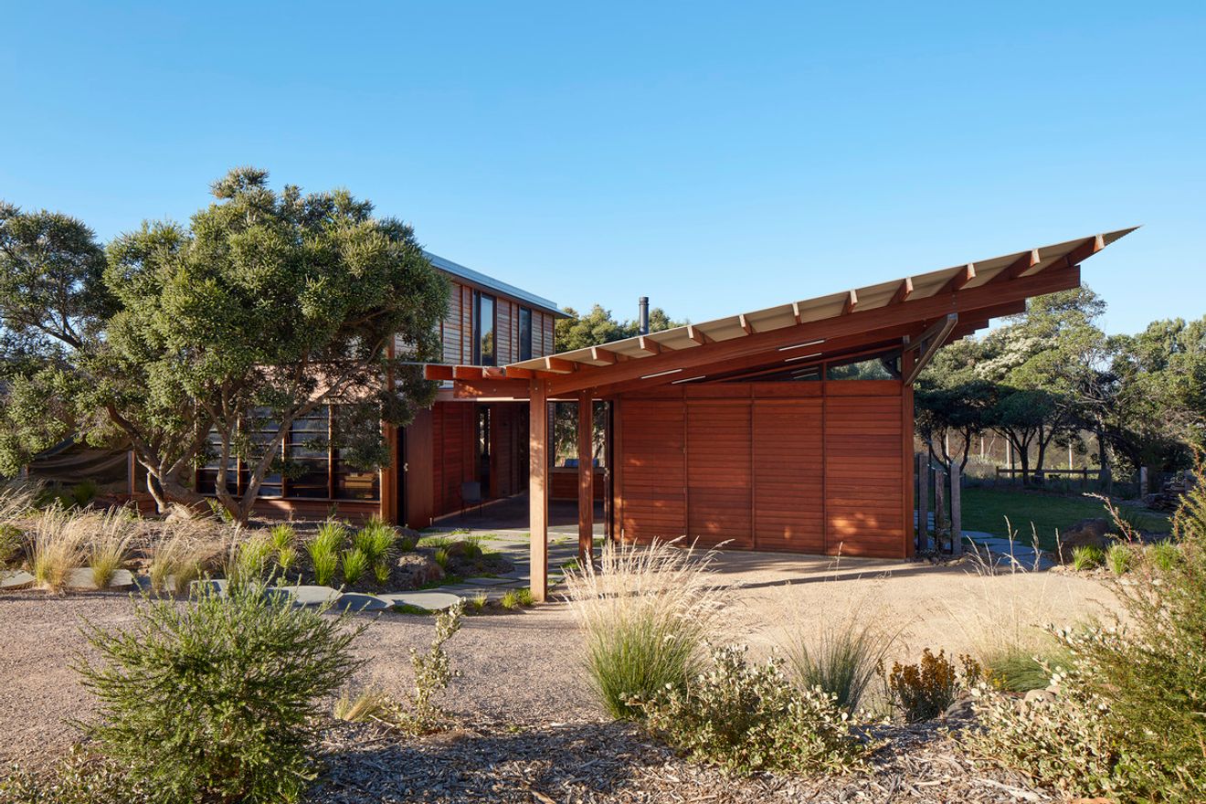 A Courtyard Connects Living and Sleeping Areas at this Beach House