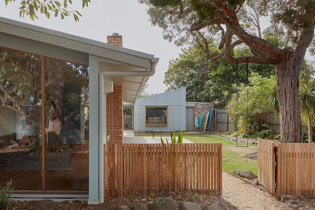 Eco-Friendly Beach Shack: Smart Design for Modern Living