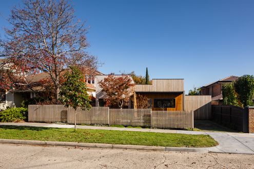 Courtyard and Garden House by Delia Teschendorff Architecture (via Lunchbox Architect)