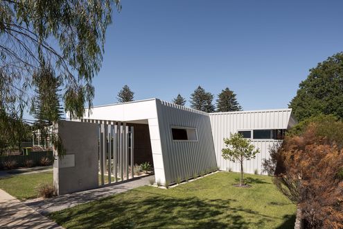 McGunnigle Shack by mishack (via Lunchbox Architect)