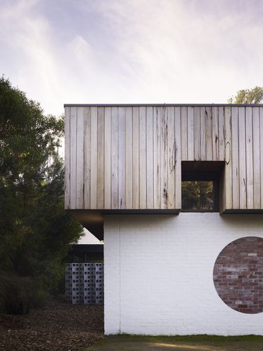 Merricks Beach House by Kennedy Nolan Architects (via Lunchbox Architect)