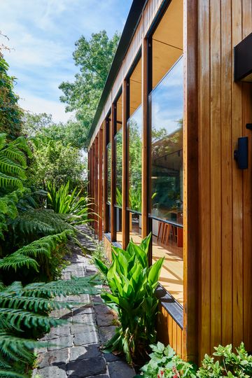 A Sunny Glass Box Helps This Bluestone Cottage Connect to the Garden