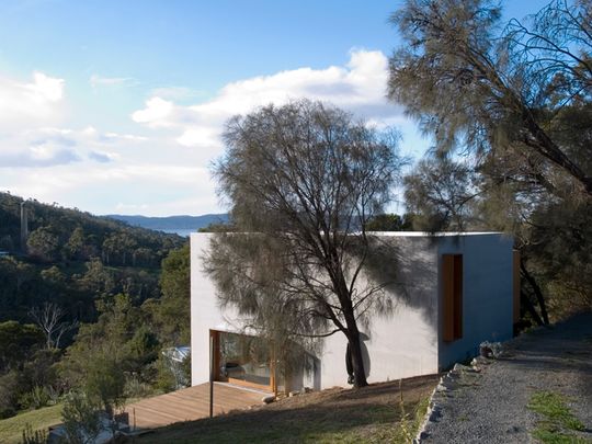 Bonnet Hill House overlooks the valley and ocean below