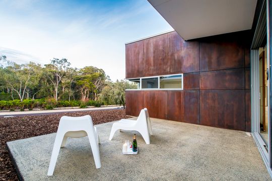 Holiday Shack Blends Mid Century Modern with Australian Rural Shed