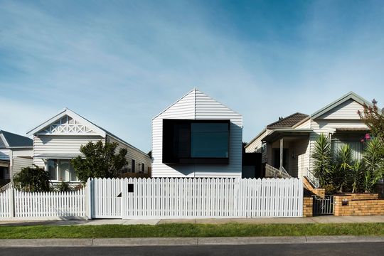 A Contemporary House Reinterprets Its Victorian-Era Neighbours