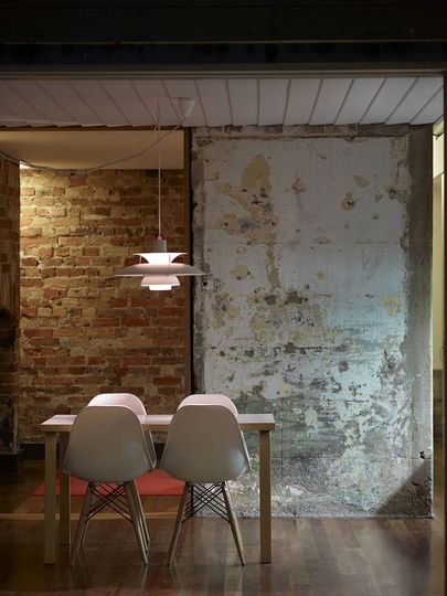 Fitzroy Terrace in Sydney's original render and brickwork is left exposed in the dining area