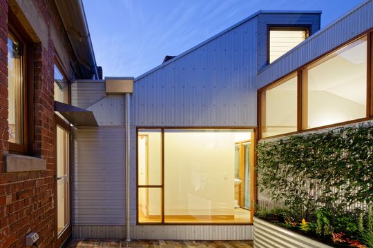 This Rear Addition Feels at Home in Its Gritty, Inner-Urban Suburb