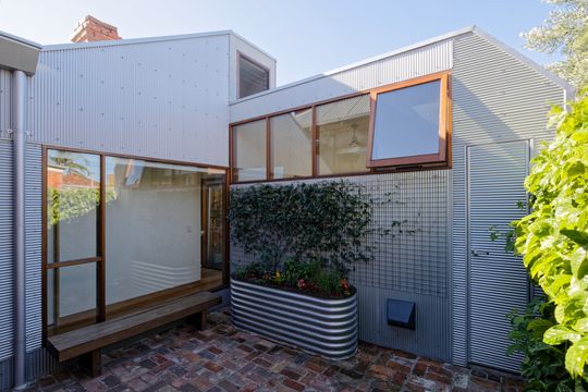 This Rear Addition Feels at Home in Its Gritty, Inner-Urban Suburb