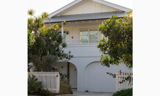 Coastal Elegance Meets Family Living: A 1970s Transformation