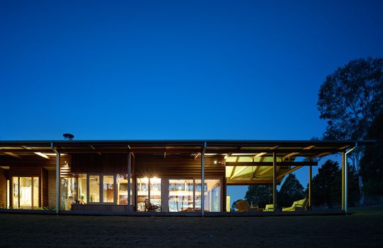 Hinterland House by Shaun Lockyer Architects (via Lunchbox Architect)