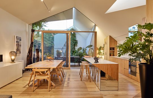 They Both Had a Home Designed by the Same Architect: Perfect Match?