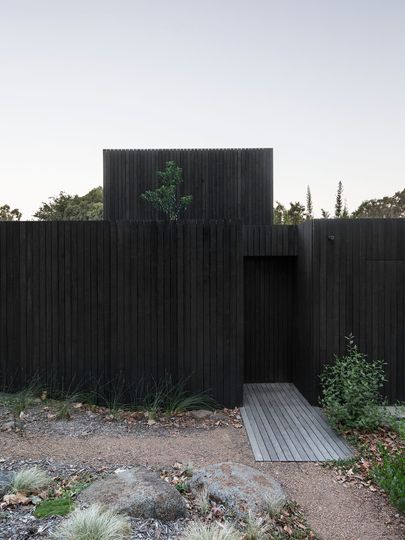 This Suburban Home Connects with the Landscape in a Unique Way