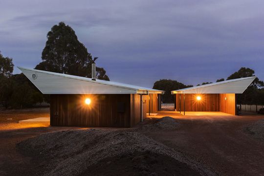 Leura Lane House is made up of two pavilions, one a garage and one the main house