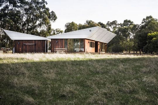 Leura Lane House's dramatic form viewed from a distance