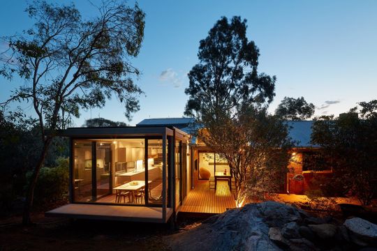 A New Glass Box Protrudes to Transport this Family into the Landscape