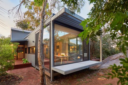 A New Glass Box Protrudes to Transport this Family into the Landscape