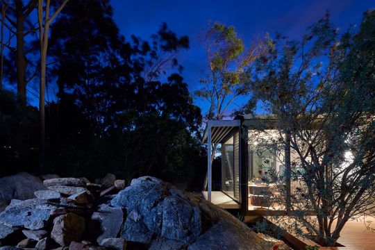 A New Glass Box Protrudes to Transport this Family into the Landscape