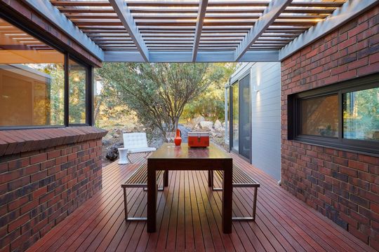 A New Glass Box Protrudes to Transport this Family into the Landscape