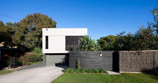 Marcus Beach House by Bark Design Architects (via Lunchbox Architect)