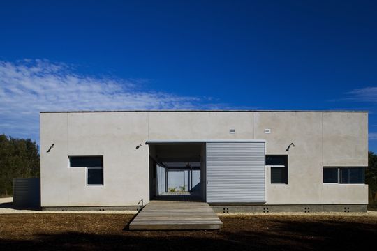 Modern Beach House by Bourne Blue Architects (via Lunchbox Architect)