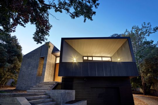 Like a Periscope, This House Curves to Capture the Best Views