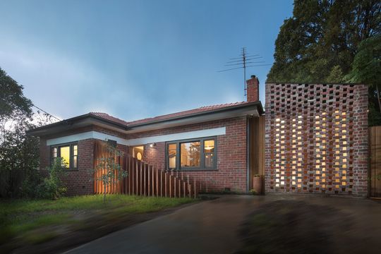 A Renovation that Honours a Beautiful Old Gum Tree in the Backyard