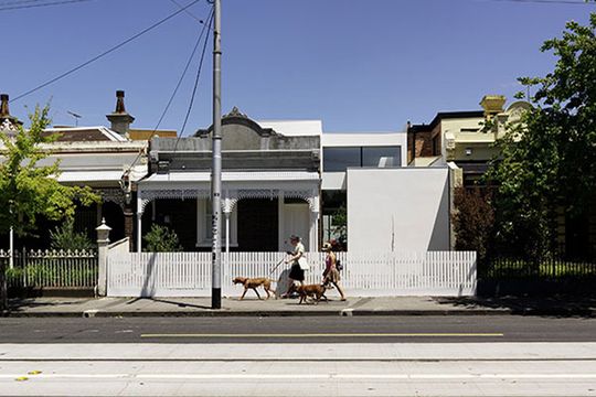 Peter Miglis House by Peter Miglis of Woods Bagot Architects (via Lunchbox Architect)