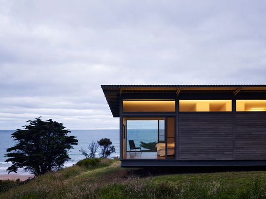 Sugar Gum House is constructed from 3 meter modules which are either glazed or clad in local Sugar Gum shiplapped boards