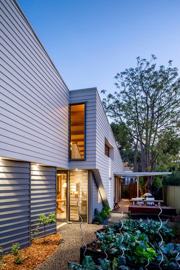 A Compact Home Makes the Most of Light and Space an a Tight Block