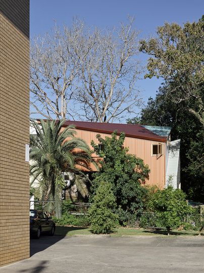 Taringa Treehouse: An Unorthodox Addition at the Bottom of the Garden