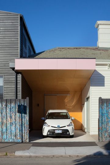 Black Is the New White at This Striking 'House in the Round' Addition