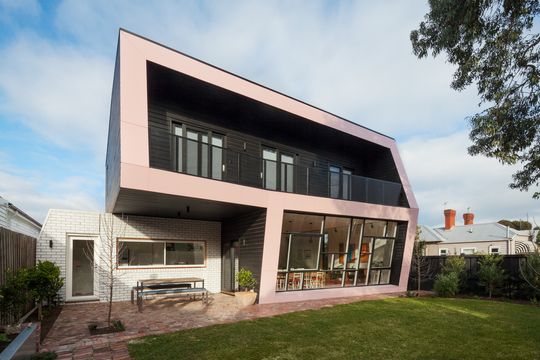 Black Is the New White at This Striking 'House in the Round' Addition