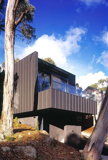 Treehouse takes advantage of the view of the ocean and the surrounding trees without overlooking neighbors