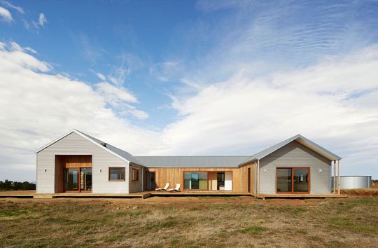 Trentham Modern Farmhouse by Glow Building Design (via Lunchbox Architect)