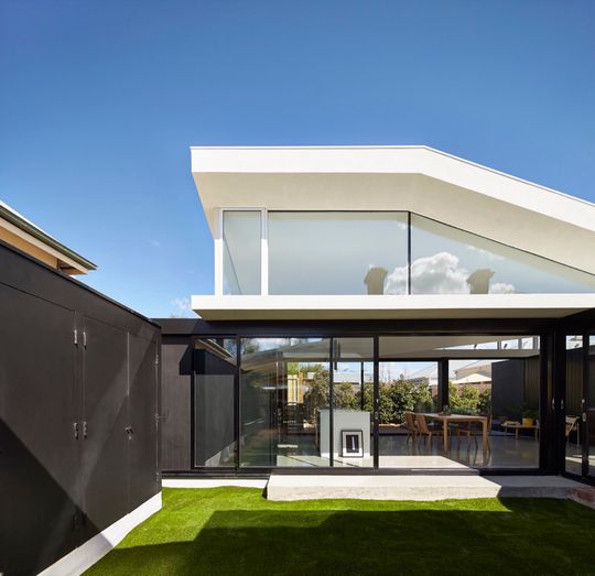 A House That Revolves Around the Garden and Spending Time Outdoors