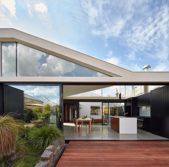A House That Revolves Around the Garden and Spending Time Outdoors