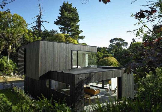 Waiatarua Houseby Monk Mackenzie Architects (via Lunchbox Architect)